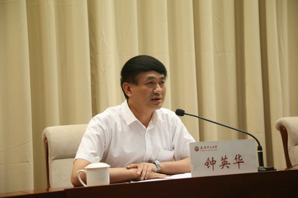 钟英华解读我校人才工作